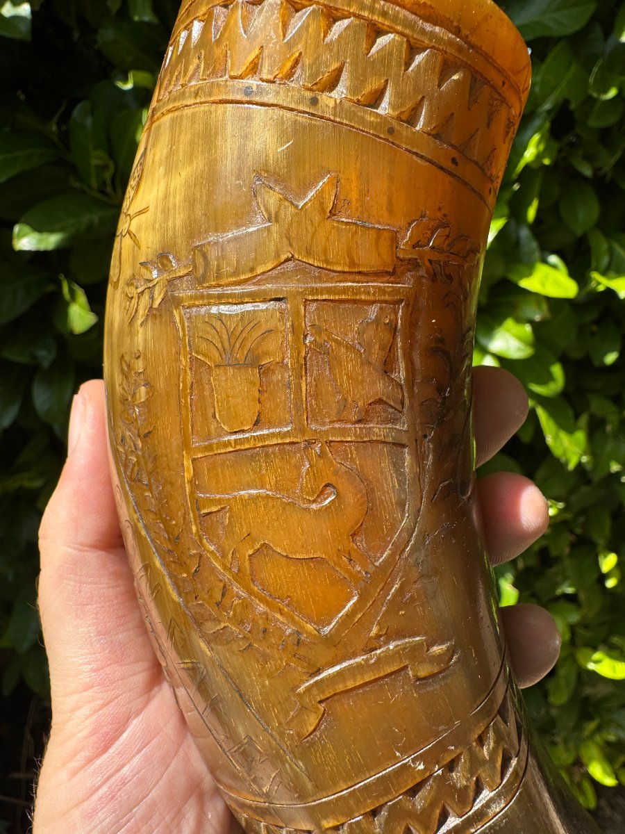Tasse, coupe de chasse en corne sculptée – Décor héraldique et militaire – Art populaire-photo-3