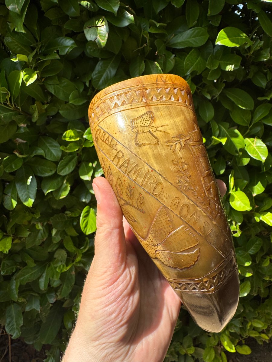 Tasse, coupe de chasse en corne sculptée – Décor héraldique et militaire – Art populaire-photo-4