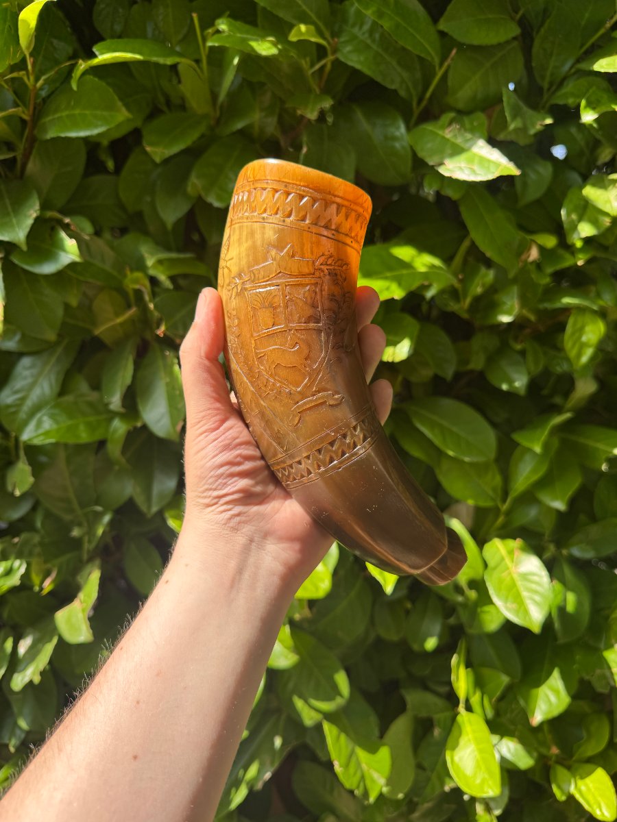 Tasse, coupe de chasse en corne sculptée – Décor héraldique et militaire – Art populaire-photo-8