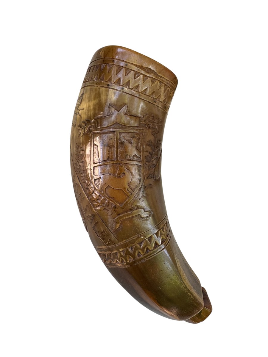 Tasse, coupe de chasse en corne sculptée – Décor héraldique et militaire – Art populaire