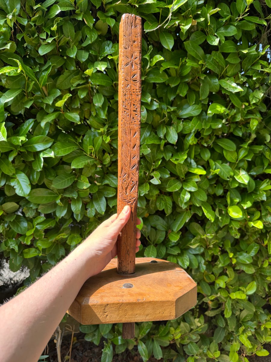 Musée - Porte-quenouille sculpté sur pied tripode, sculpture au couteau – Art populaire-photo-3