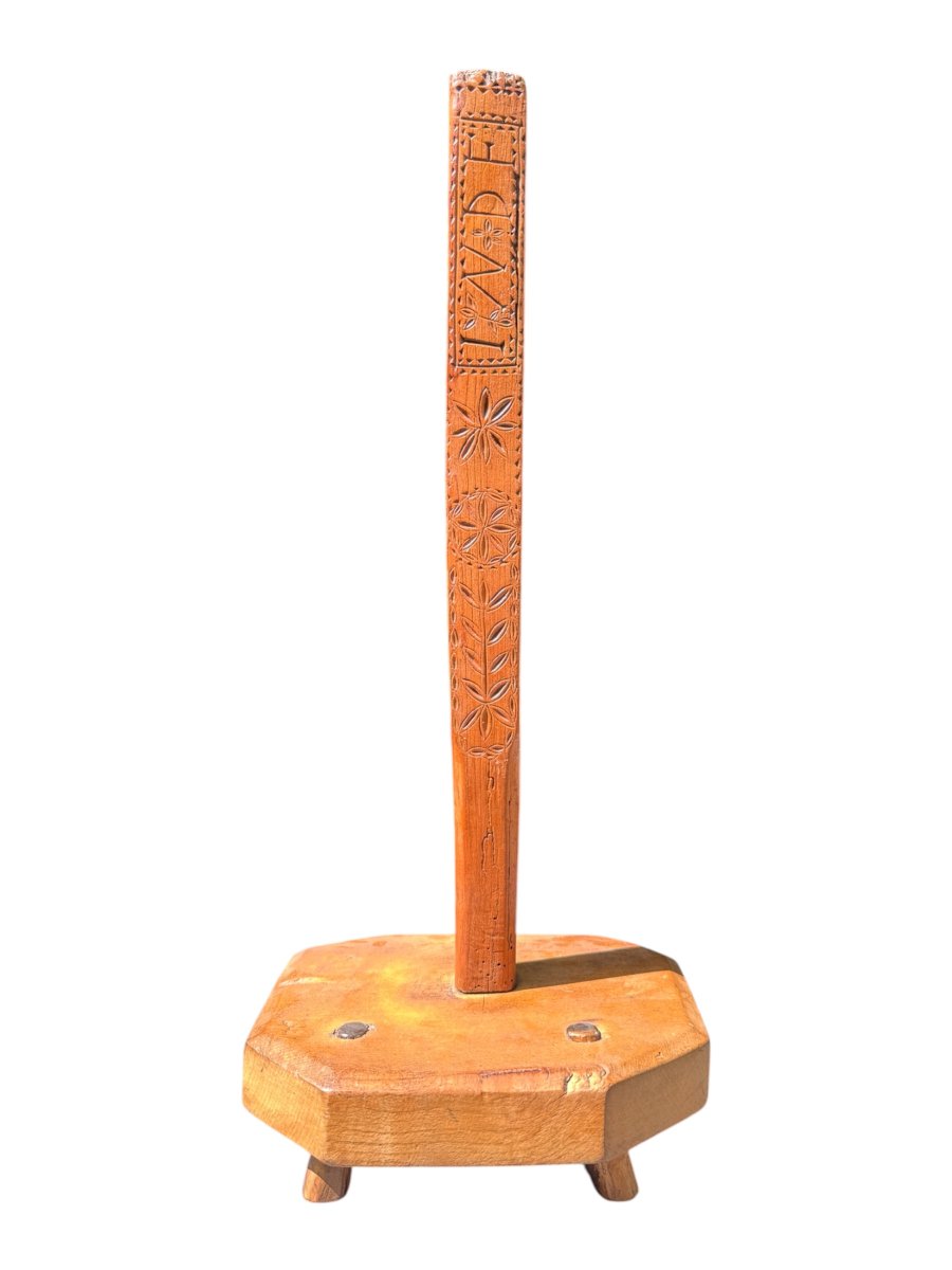 Musée - Porte-quenouille sculpté sur pied tripode, sculpture au couteau – Art populaire
