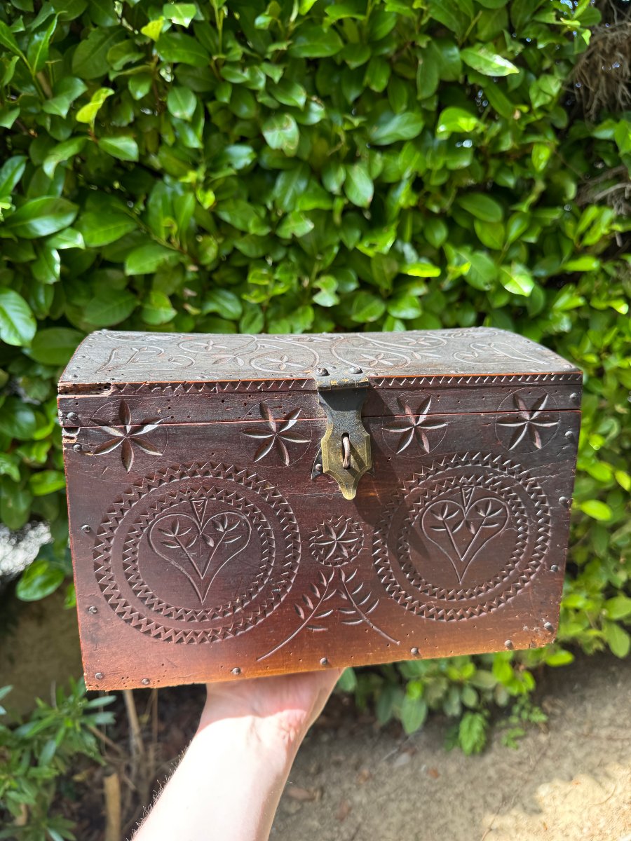 Chest – Lace-maker’s Box With Carved Design – Folk Art – Love Box-photo-2
