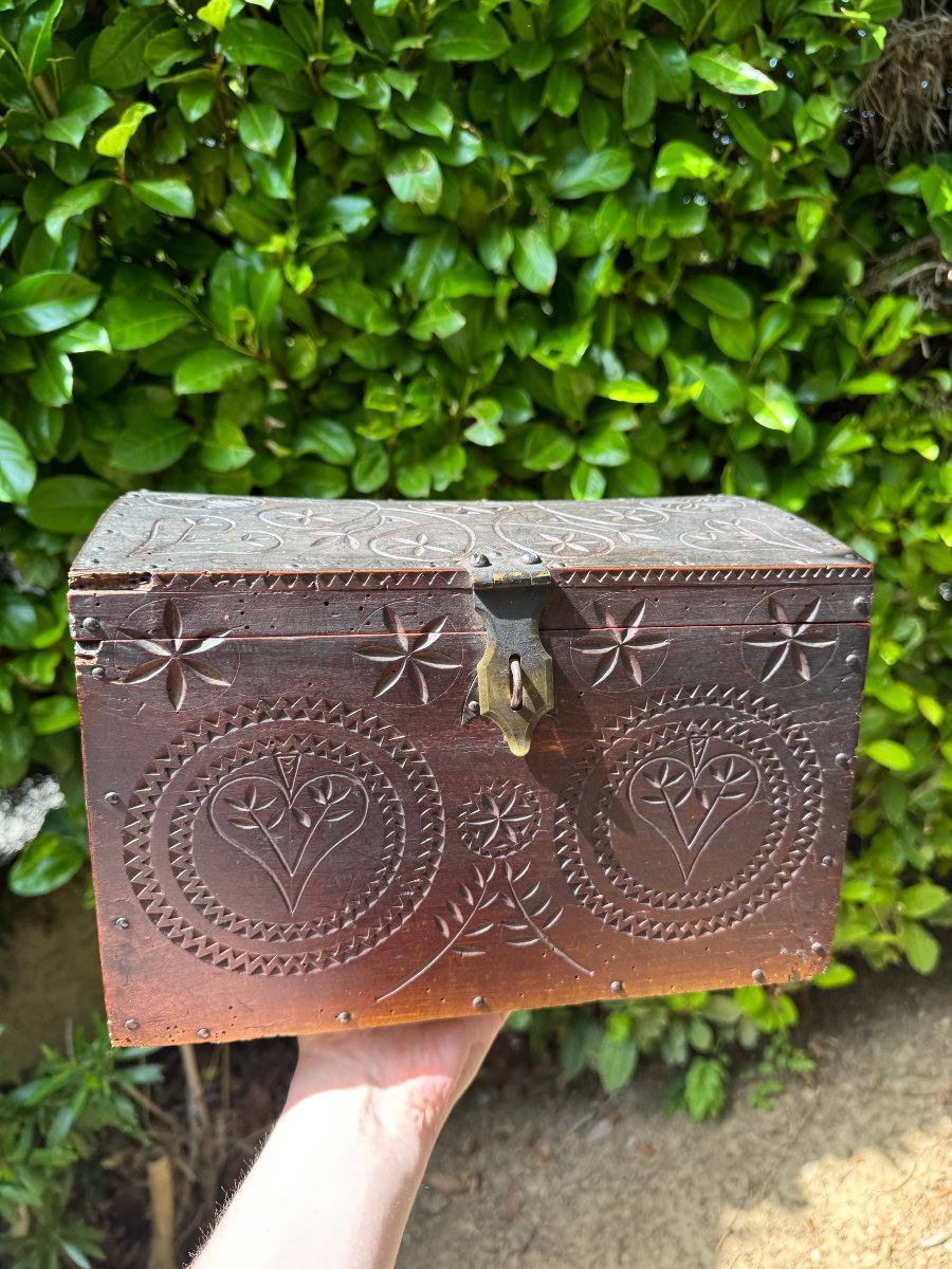 Chest – Lace-maker’s Box With Carved Design – Folk Art – Love Box-photo-3