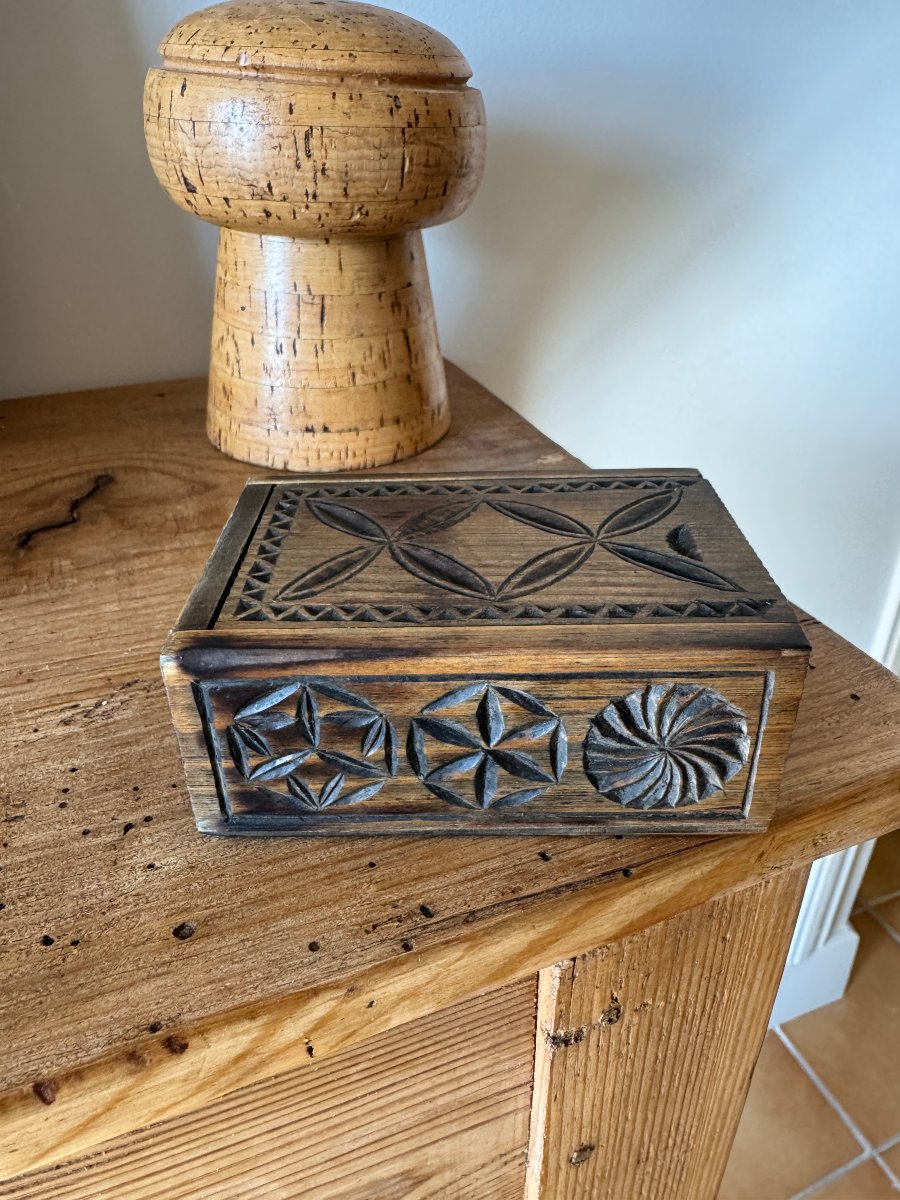 Lace-maker's Box - Box Of Love – Small Carved Lace-maker's Box – Folk Art-photo-2