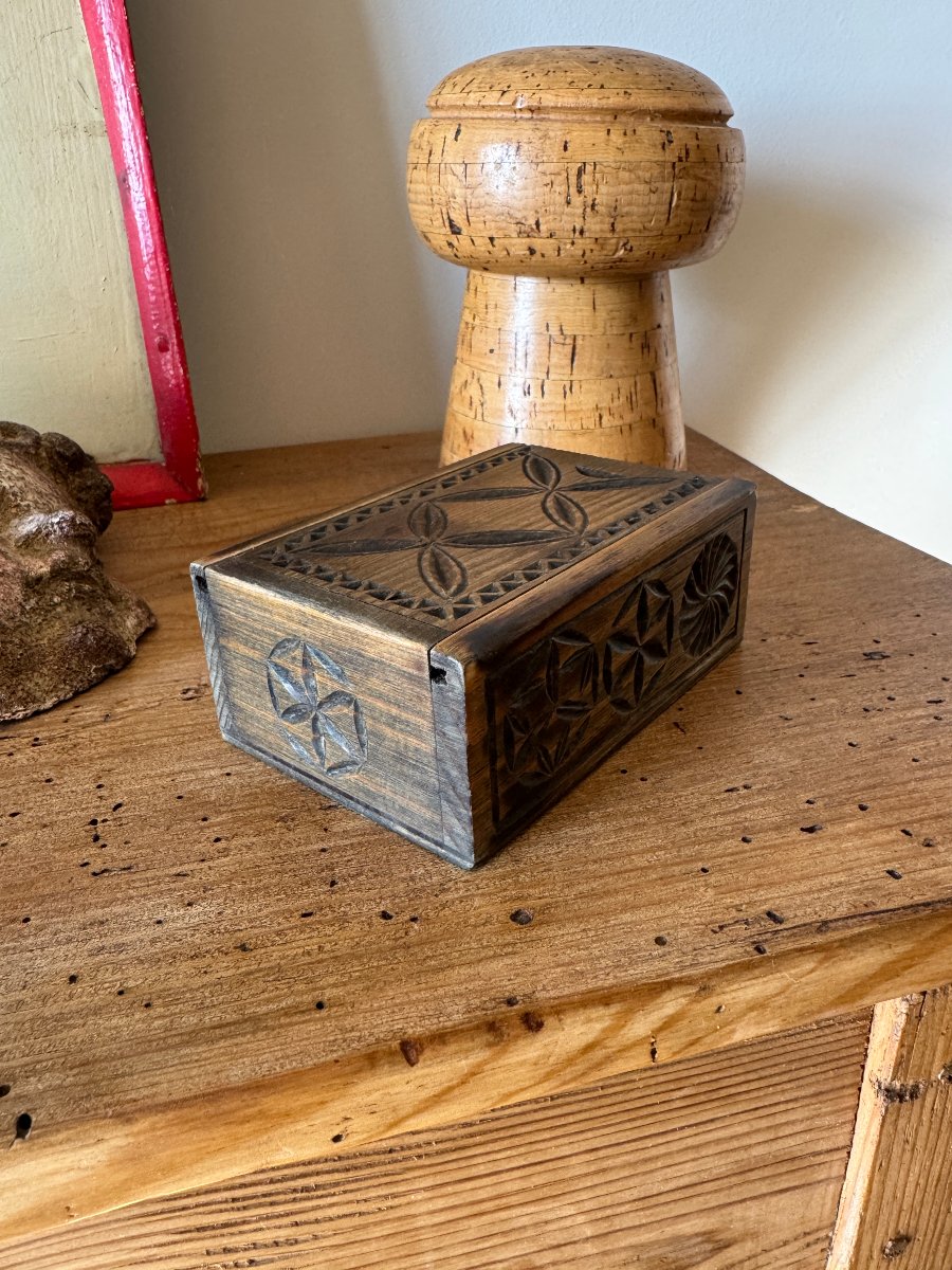 Lace-maker's Box - Box Of Love – Small Carved Lace-maker's Box – Folk Art-photo-1