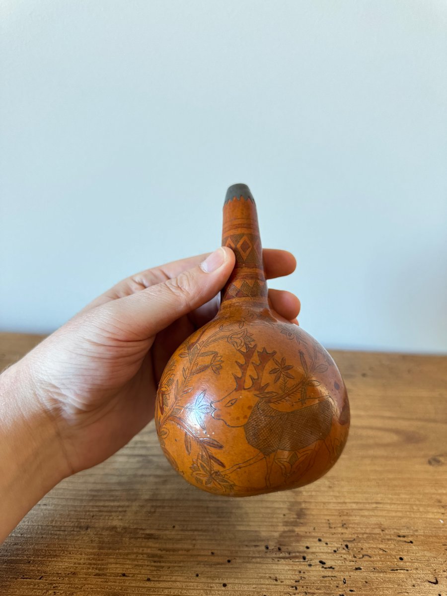 Mus&eacute;e - Poire &agrave; poudre de chasse en calebasse polychrome &ndash; Art populaire - H&eacute;raldique-photo-1