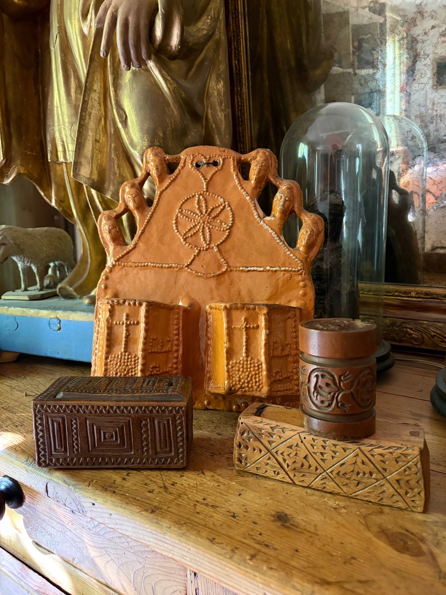 Small Carved Single-piece Wooden Chest – Lace-maker's Box, Love Box – Folk Art-photo-2