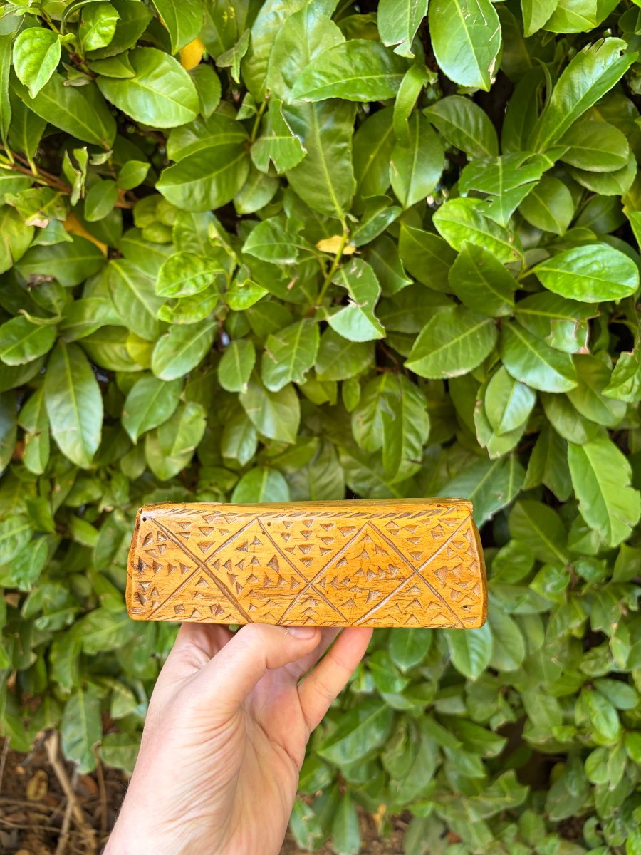 Small Carved Single-piece Wooden Chest – Lace-maker's Box, Love Box – Folk Art-photo-3