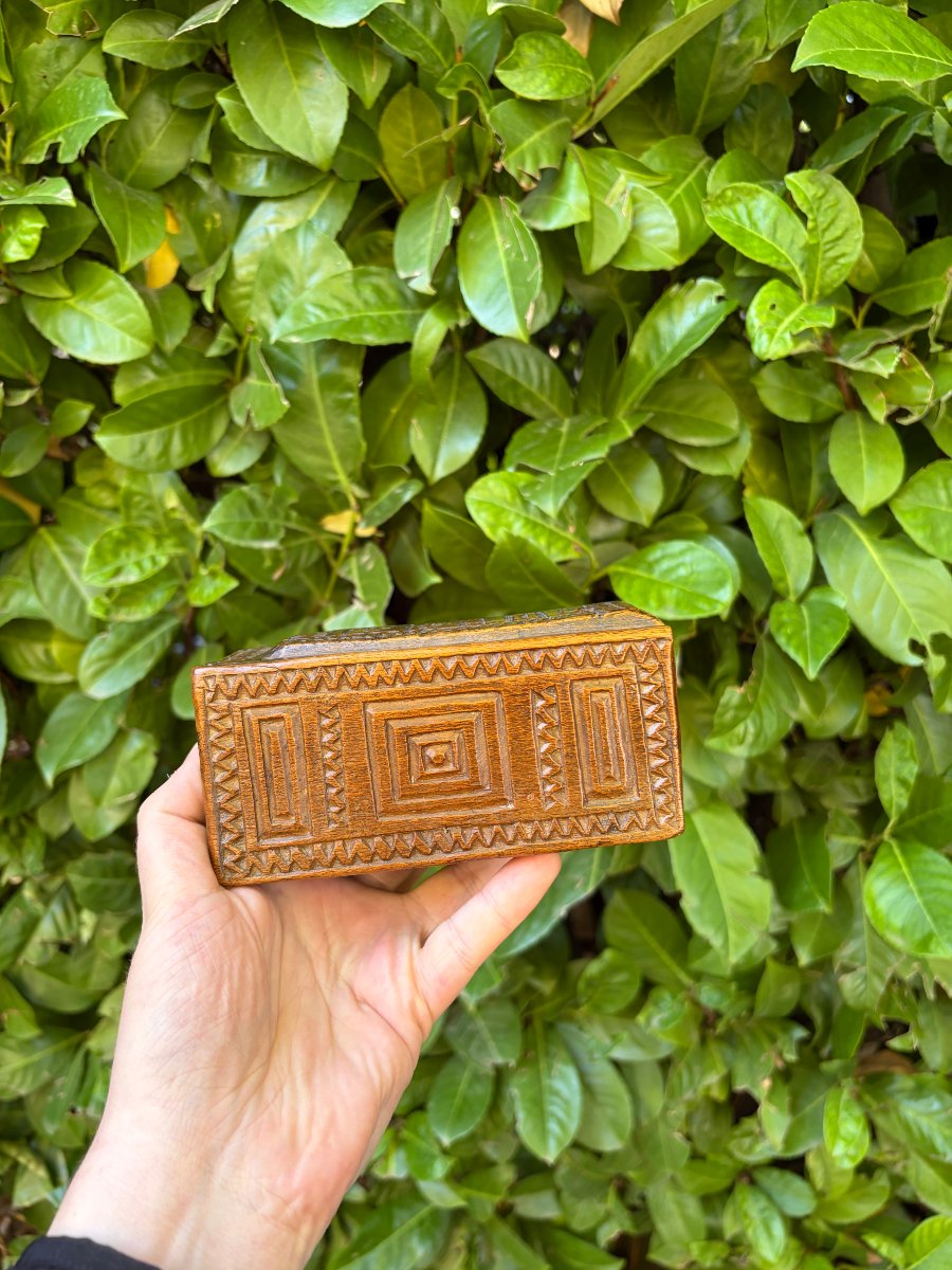 Small Carved Single-piece Wooden Chest – Lace-maker's Box, Love Box – Folk Art-photo-1