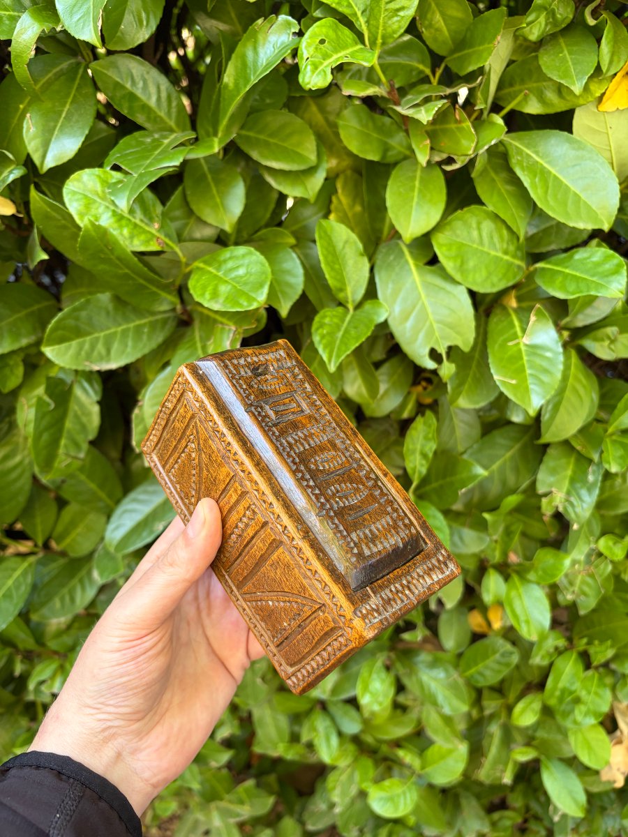 Small Carved Single-piece Wooden Chest – Lace-maker's Box, Love Box – Folk Art-photo-8