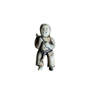 Ancien Bouton Chinois - Toggle, Pendentif - Sculpture D&rsquo;un Enfant Souriant - Chine - Netsuke