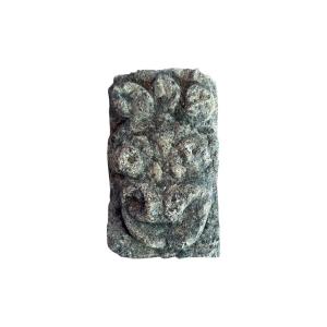 Chapiteau - T&ecirc;te grotesque de Diable en pierre sculpt&eacute;e &ndash; Fragment de modillon &ndash; Haute &eacute;poque