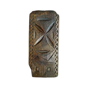 Plioir de dentellière sculpté – “Géométries du fil” – Art populaire – Auvergne