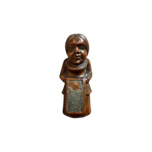 Mus&eacute;e &ndash; Porte-allumettes figuratif &ndash; Femme au tablier &ndash;Sculpture anthropomorphe &ndash; Art populaire