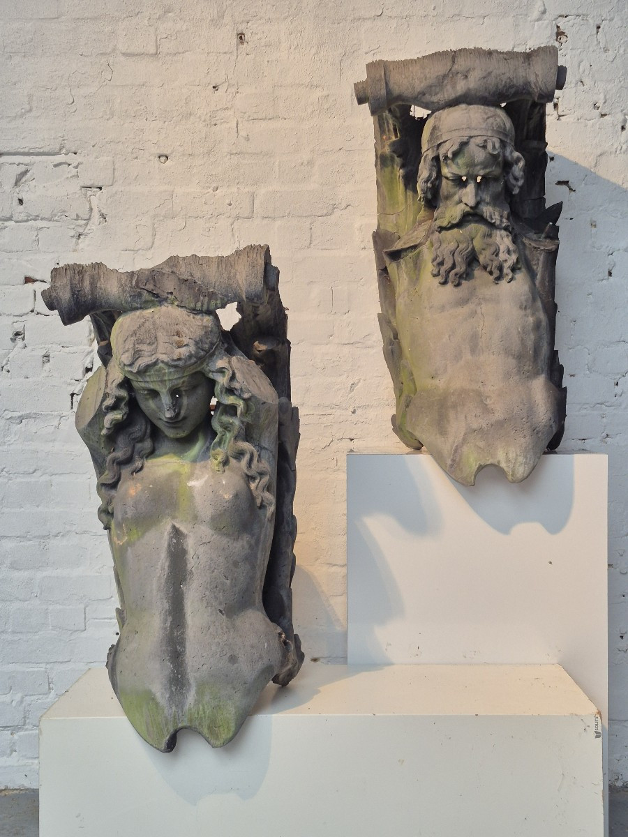 Paire de cariatides anciennes