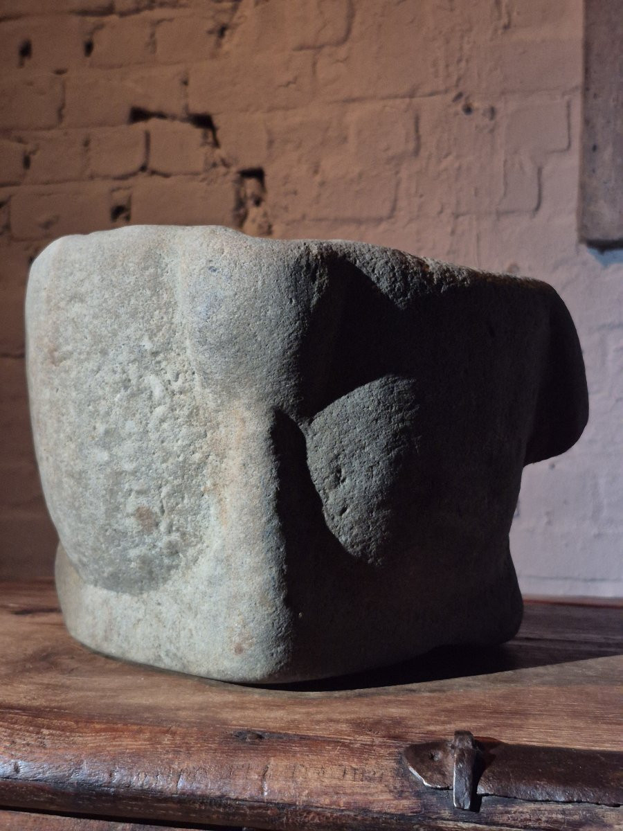 Mortier atypique en pierre du XVIIe siècle-photo-3