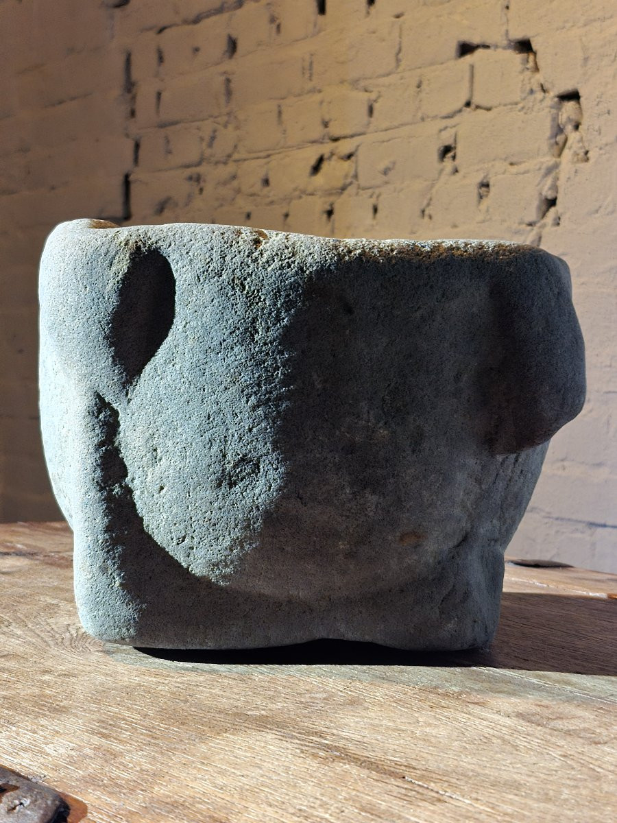 Mortier atypique en pierre du XVIIe siècle-photo-2