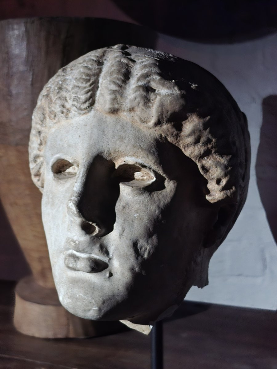 Fragment de tête en plâtre 'Sakkos'-photo-3