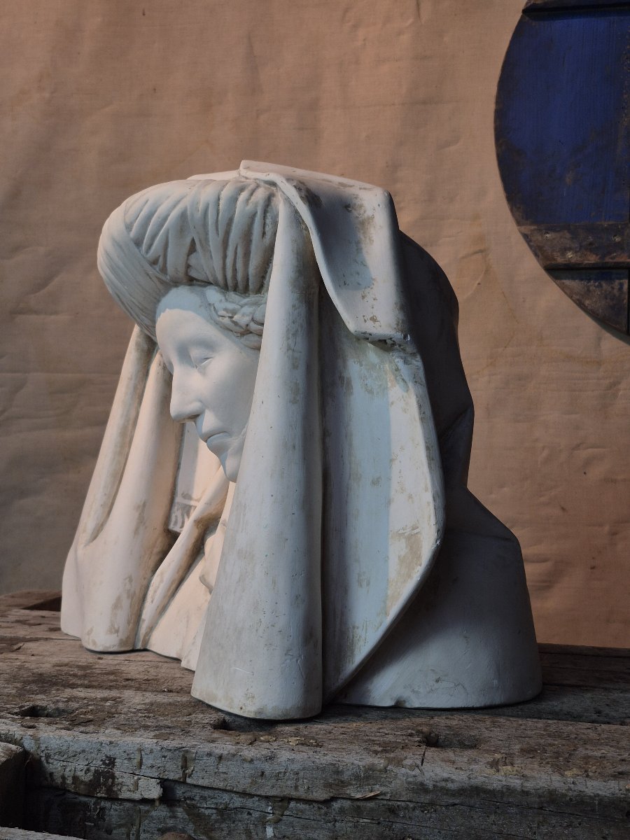 Buste en plâtre d’une femme gothique-photo-2