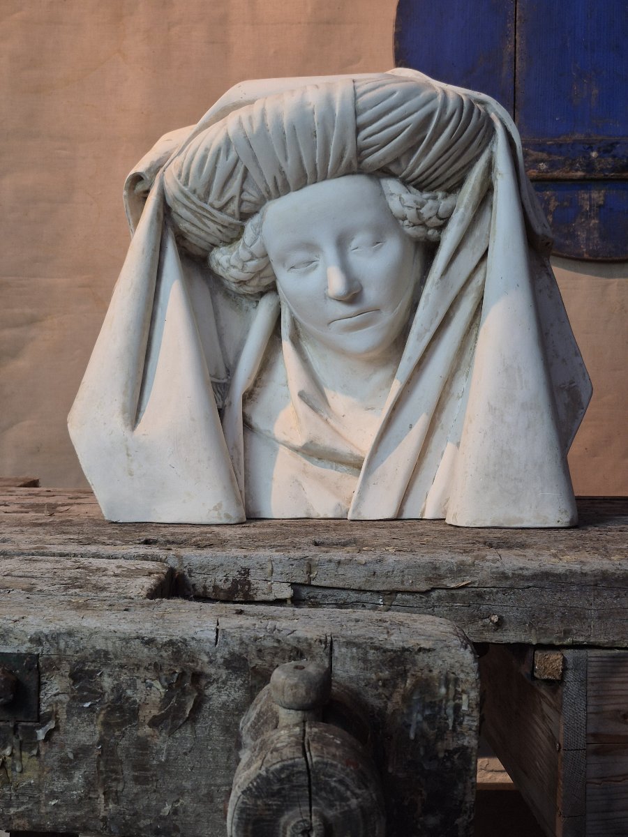 Buste en plâtre d’une femme gothique