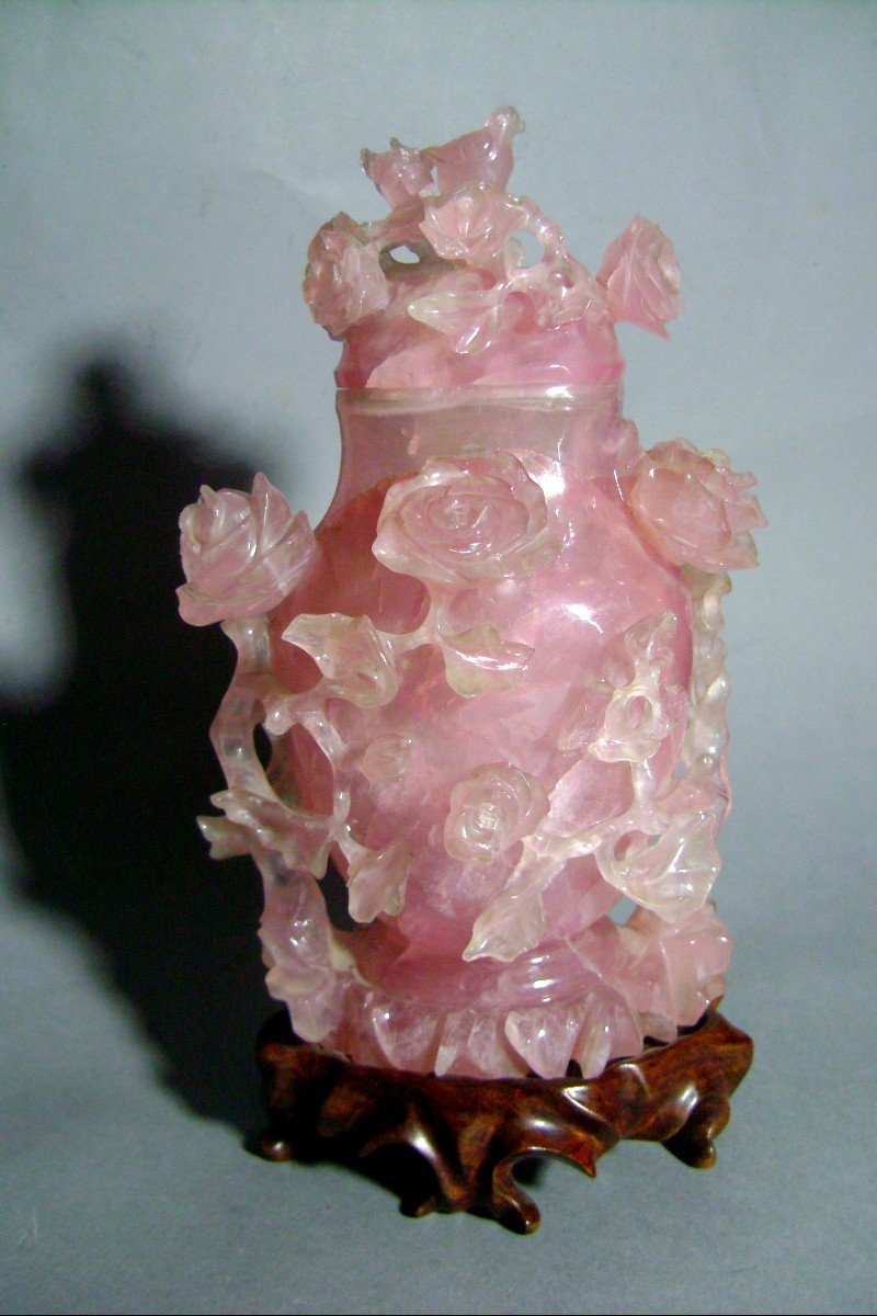 Vase couvert en quartz rose. Chine début XXème.