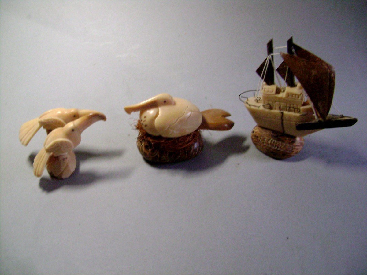 Trois sculptures en Noix de corozo, ivoire  végétal.