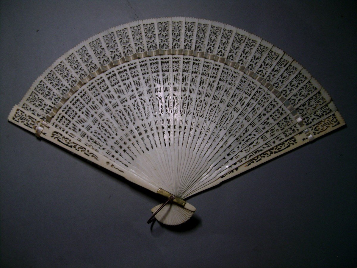 Ivory Fan. 19th Century China.