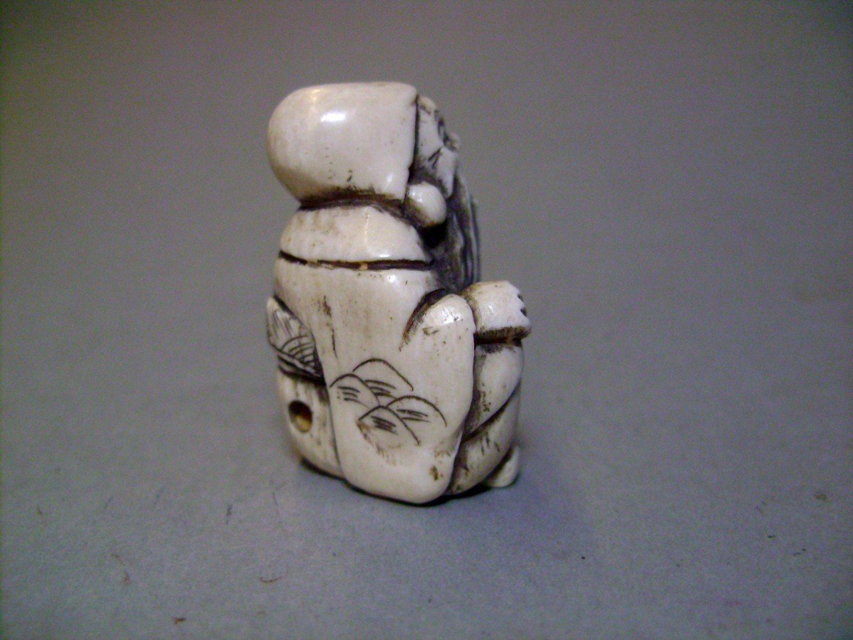 Ivory Netsuke. Old Man At Rest. Japan Meiji Period (1868-1912)-photo-1