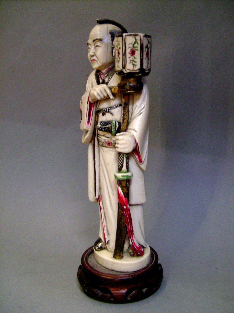 Okimono en ivoire. Samouraï à la lanterne. Japon époque Meiji (1868-1912 )-photo-2