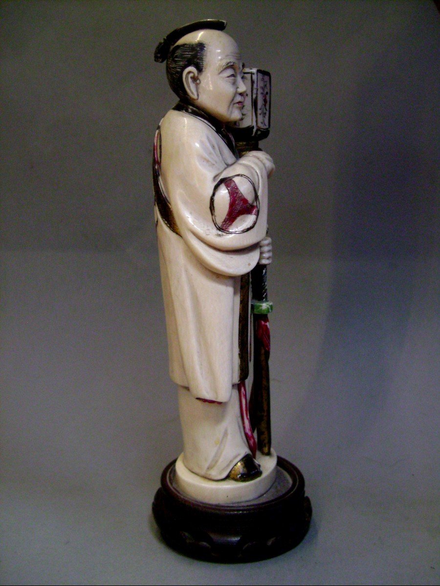 Okimono en ivoire. Samouraï à la lanterne. Japon époque Meiji (1868-1912 )-photo-1