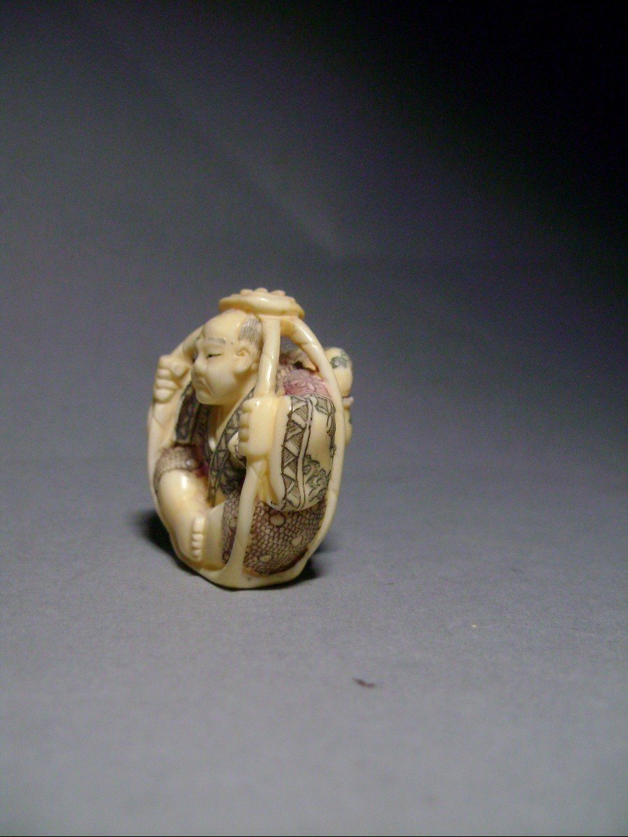 Ivory Netsuke. Traveler In A Basket. Japan Taishi Period (1912-1928)-photo-2