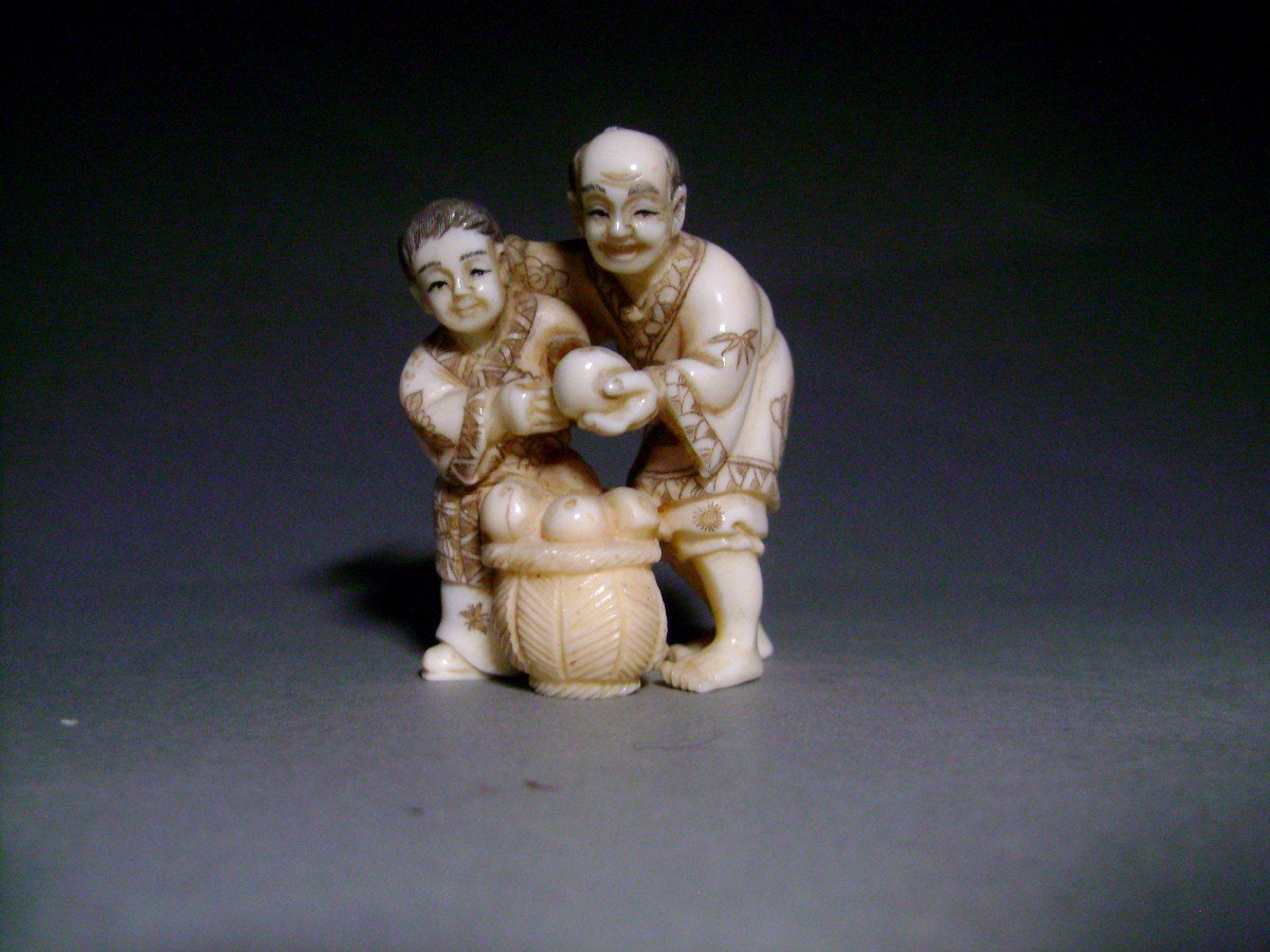 Netsuke en Ivoire. Scène de rue, Le marchand de fruits. Japon époque Taisho. (1912-1928 )