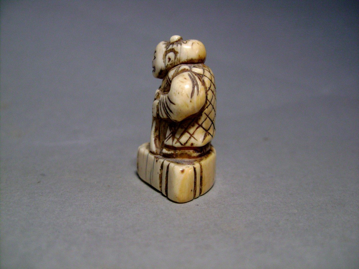 Netsuke In Ivory. Oni Monkey Hunter. Japan Edo Period (1603-1868)-photo-3