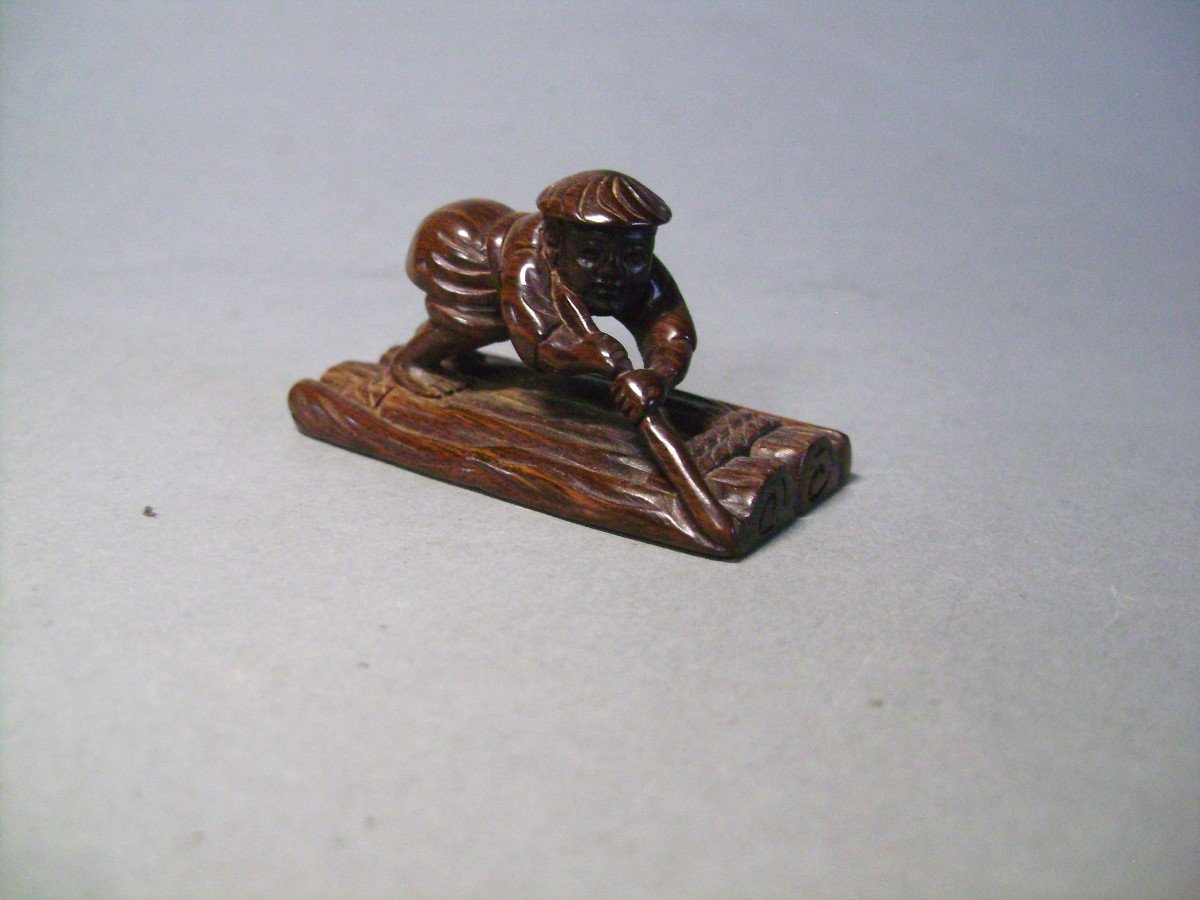 Netsuke en ébène. Le Radeau. Japon époque Meiji (1868-1912 )