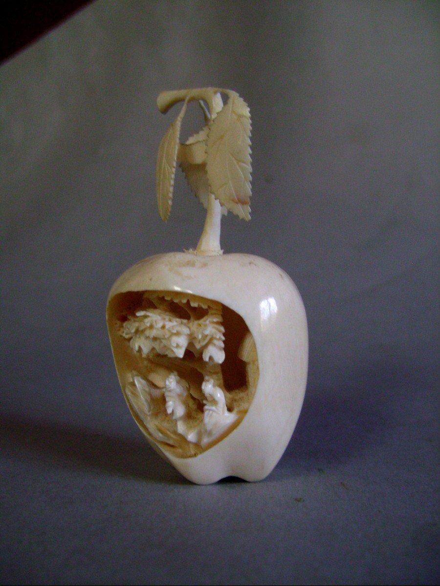 Okimono In Ivory. Hollow Apple. Japan Meiji Period (1868-1912)-photo-2