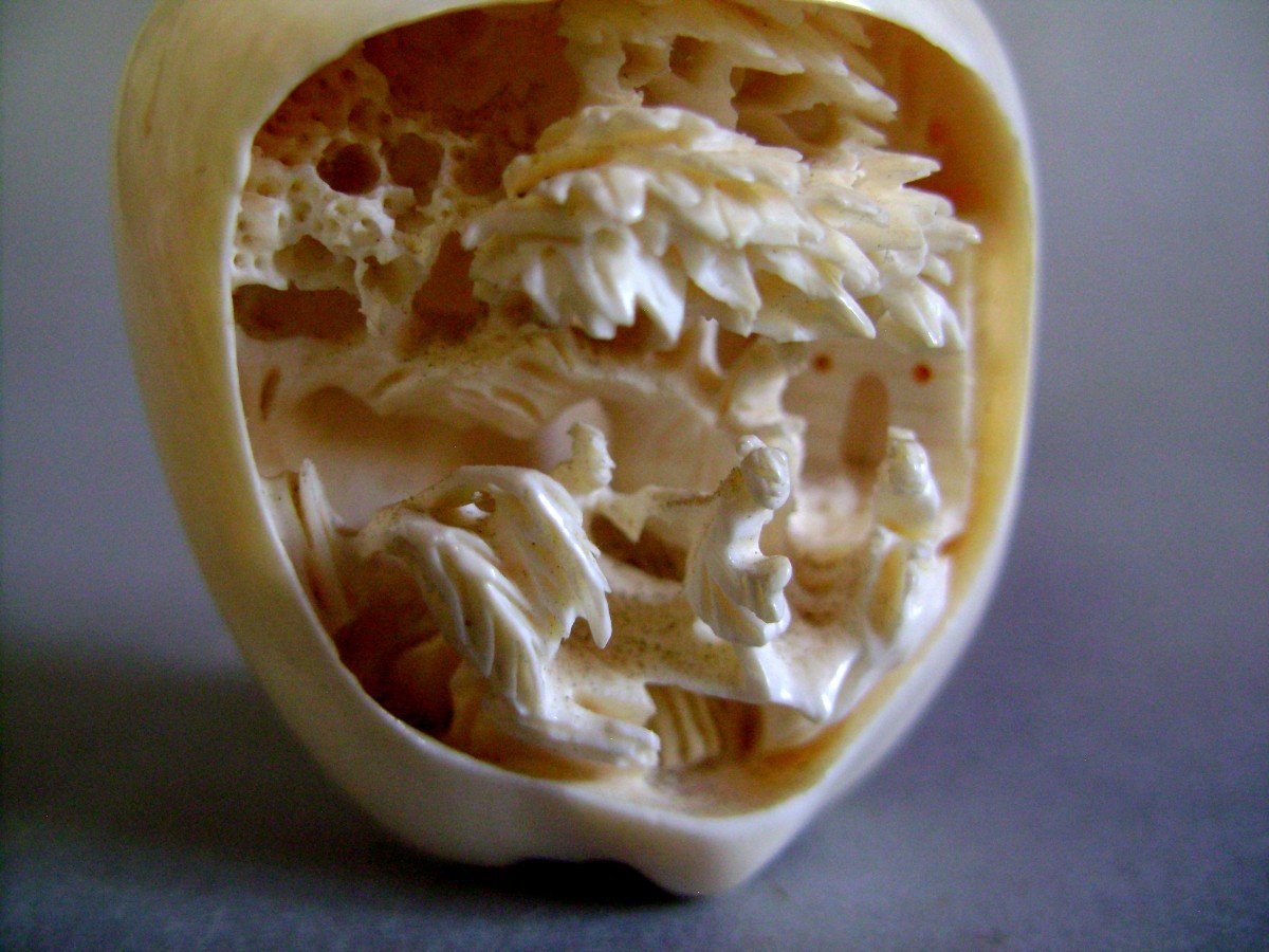 Okimono In Ivory. Hollow Apple. Japan Meiji Period (1868-1912)-photo-1