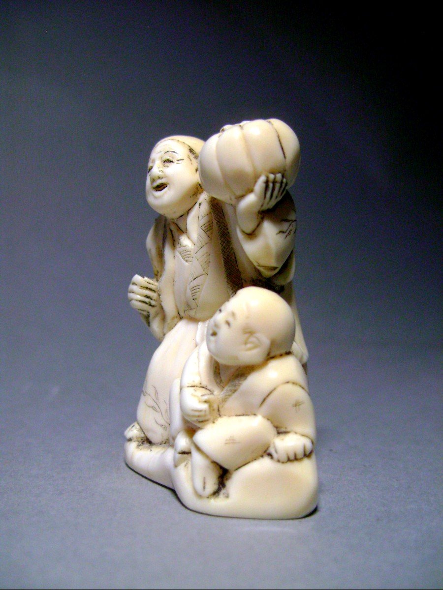 Netsuke en Ivoire. Marchand de citrouille. Ecole de Nagoya. Japon époque Meiji (1868-1912 )-photo-2