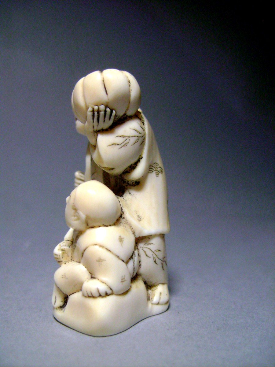 Netsuke en Ivoire. Marchand de citrouille. Ecole de Nagoya. Japon époque Meiji (1868-1912 )-photo-3