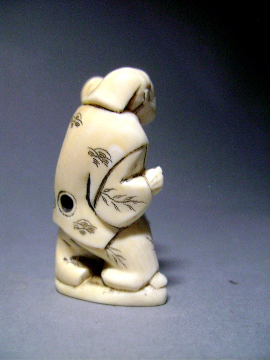 Netsuke en Ivoire. Marchand de citrouille. Ecole de Nagoya. Japon époque Meiji (1868-1912 )-photo-1