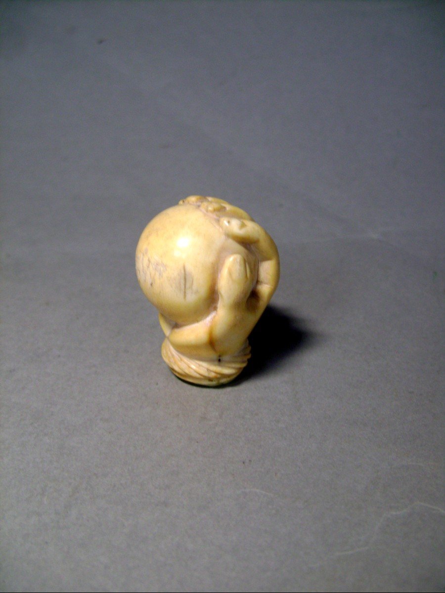 Pommeau de canne en ivoire. Main sur boule de billard. France XIXème.-photo-2