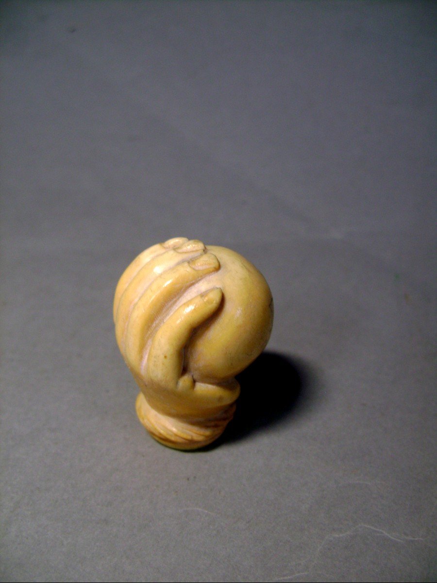 Pommeau de canne en ivoire. Main sur boule de billard. France XIXème.-photo-4