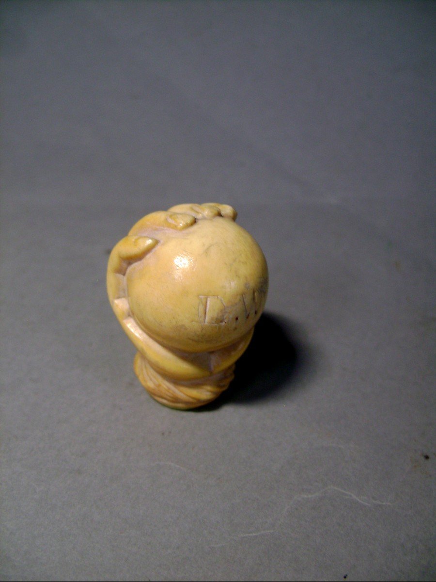 Pommeau de canne en ivoire. Main sur boule de billard. France XIXème.-photo-1
