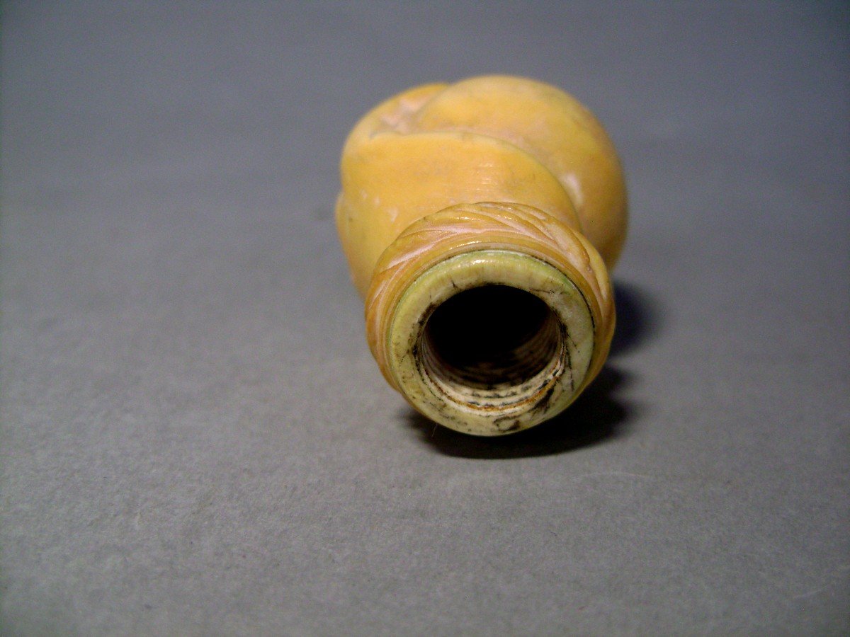 Pommeau de canne en ivoire. Main sur boule de billard. France XIXème.-photo-4