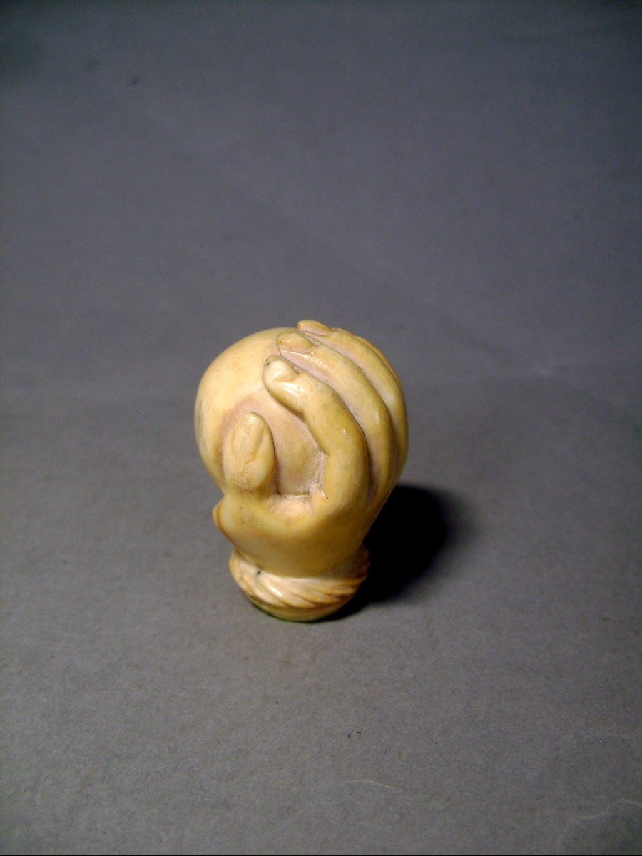Pommeau de canne en ivoire. Main sur boule de billard. France XIXème.