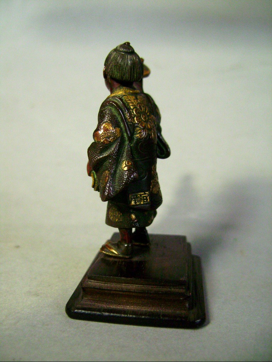 Okimono en bronze patiné. Le Karako à la toupie. Signé Miyao. Japon époque Meiji (1868-1912 )-photo-3