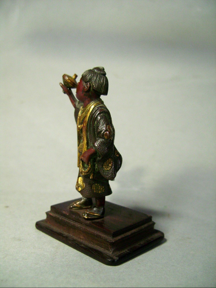 Okimono en bronze patiné. Le Karako à la toupie. Signé Miyao. Japon époque Meiji (1868-1912 )-photo-2
