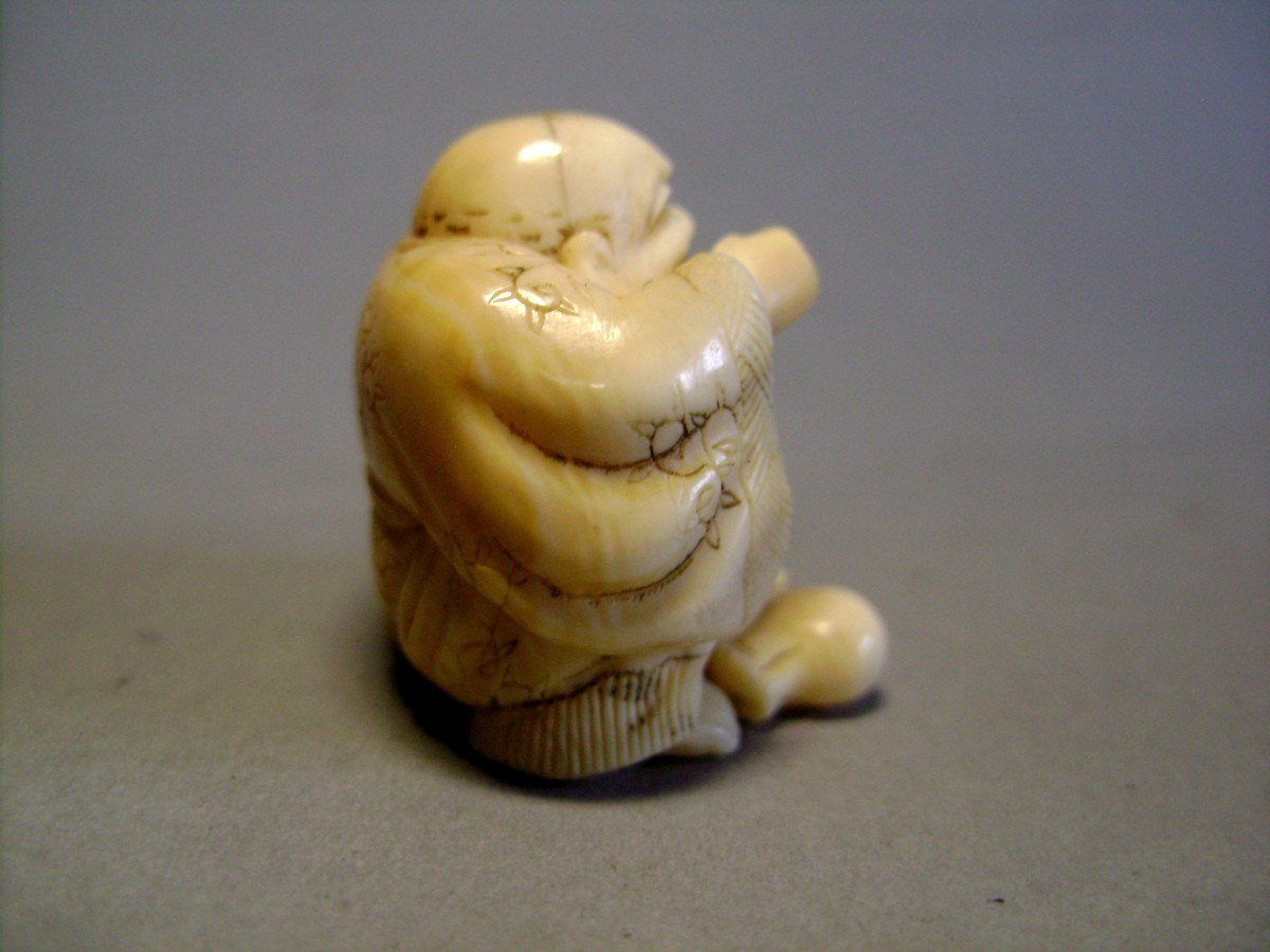 Netsuke en Ivoire. Hotei mangeant. Signé Sako, école de Kyoto, époque Meiji (1868-1912 )-photo-1