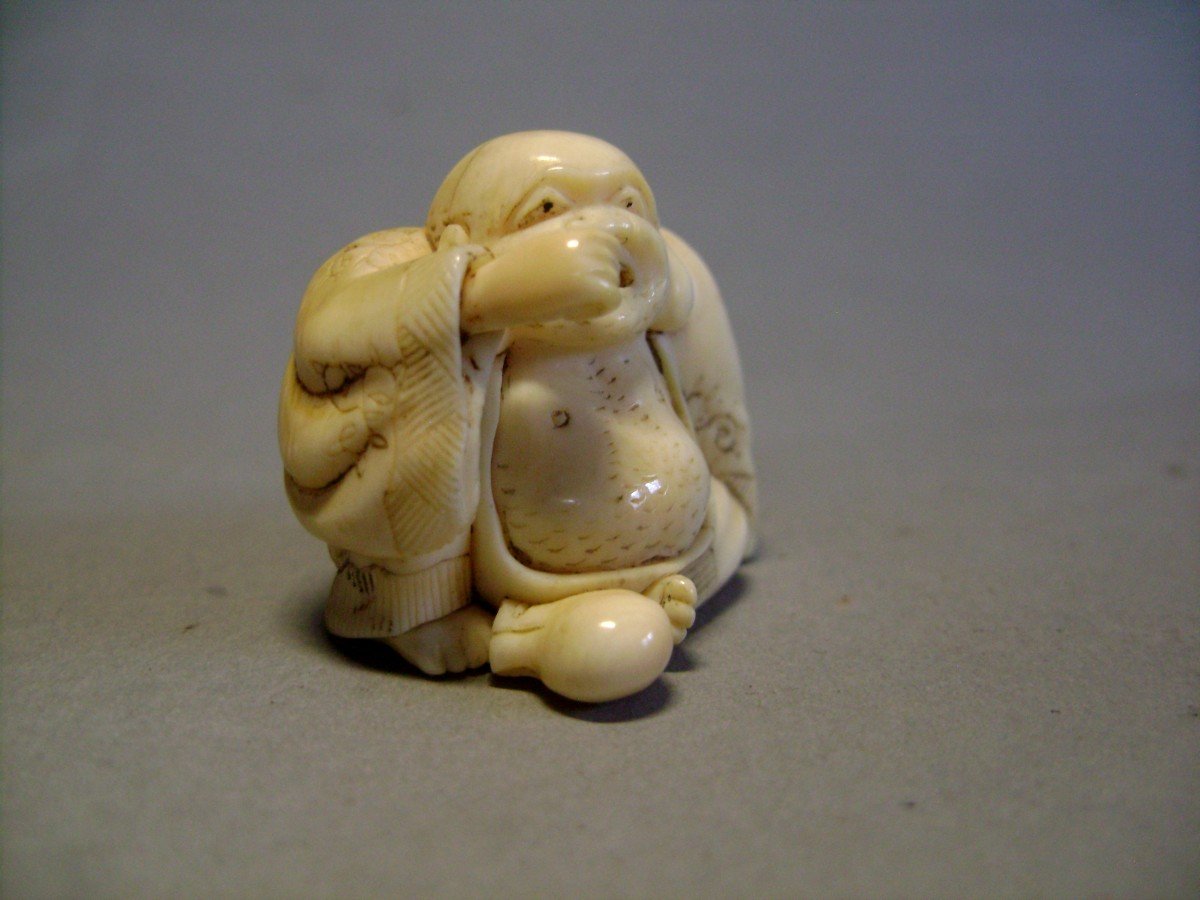 Netsuke en Ivoire. Hotei mangeant. Signé Sako, école de Kyoto, époque Meiji (1868-1912 )-photo-2