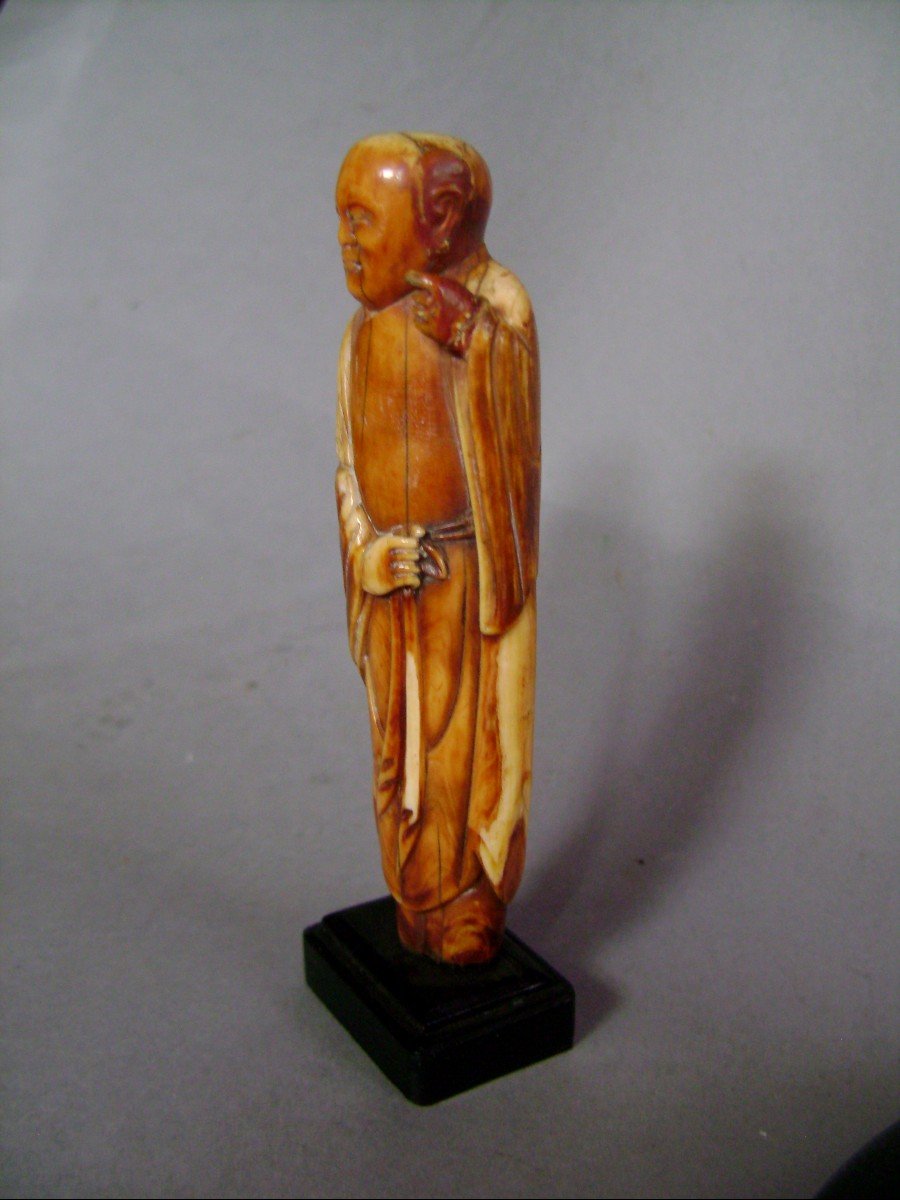 Statuette Ming  en ivoire. Arhat à la longue robe. Dynastie Ming, XVIIème Siècle.-photo-2